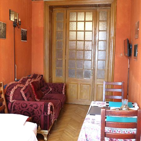 Domum Unirea, Across The Street Of Old City Center 부쿠레슈티 외부 사진