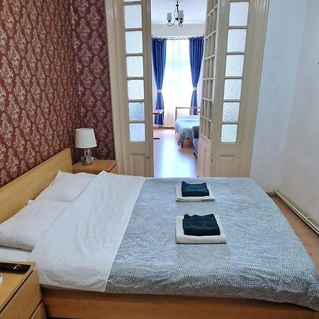 Domum Unirea, Across The Street Of Old City Center 부쿠레슈티 외부 사진