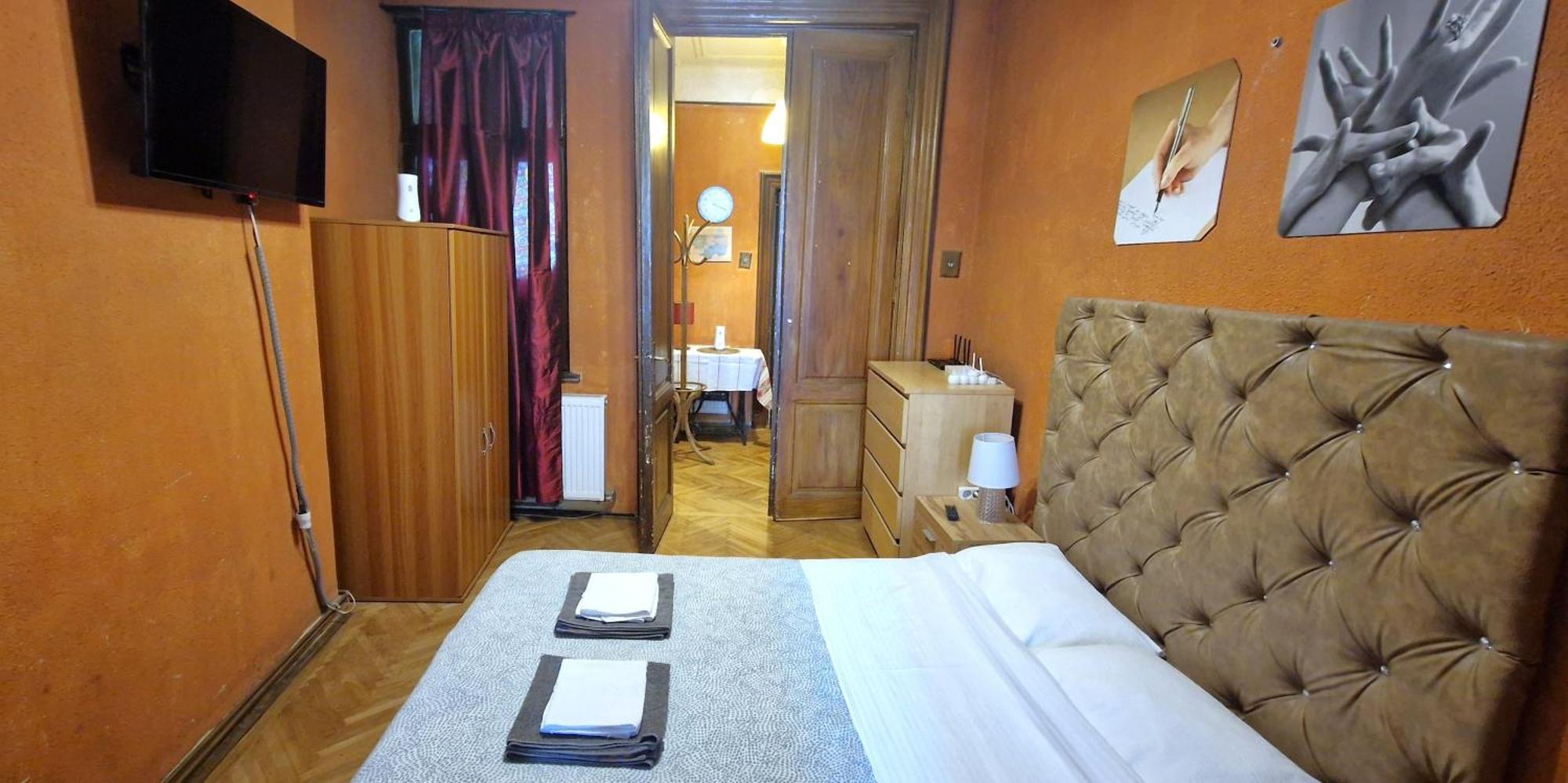 Domum Unirea, Across The Street Of Old City Center 부쿠레슈티 외부 사진